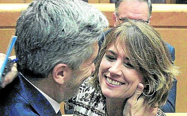 Los ministros Delgado y Grande Marlaska se abrazan ayer al inicio de la sesión en el Senado. 