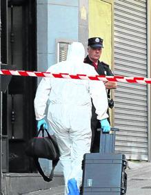 Imagen secundaria 2 - 1. Miembros de la comunidad senegalesa en Bilbao acudieron a Ollerías después de conocer la noticia. / 2. Agentes de inspecciones oculares acceden a la vivienda donde se produjo el homicidio.