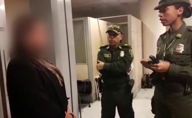 La Policía colombiana junto con la detenida.