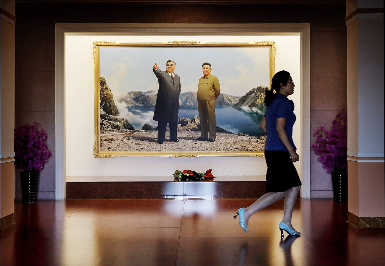 Un cuadro con la imagen de Kim Il Sung, fundador del país, y su hijo Kim Jong Il, el padre del actual líder Kim Jong Un.