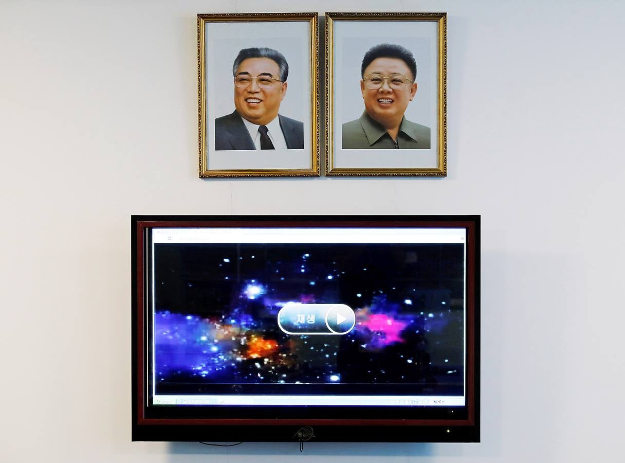 En todos sitios hay pinturas de Kim Il Sung, fundador del país, y su hijo Kim Jong Il.