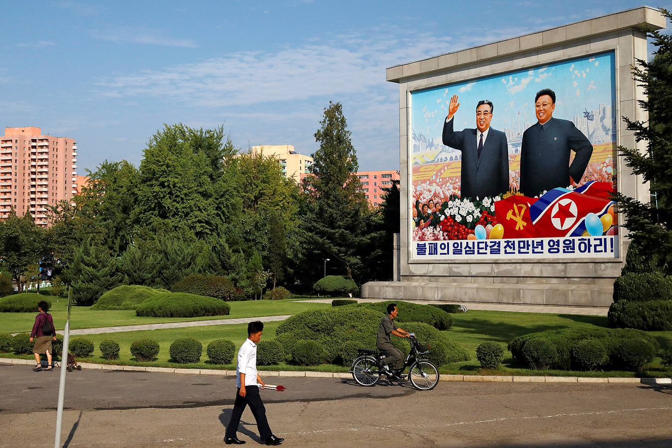 Lugar público con un retrato de Kim Il Sung, fundador del país, y su hijo Kim Jong Il.