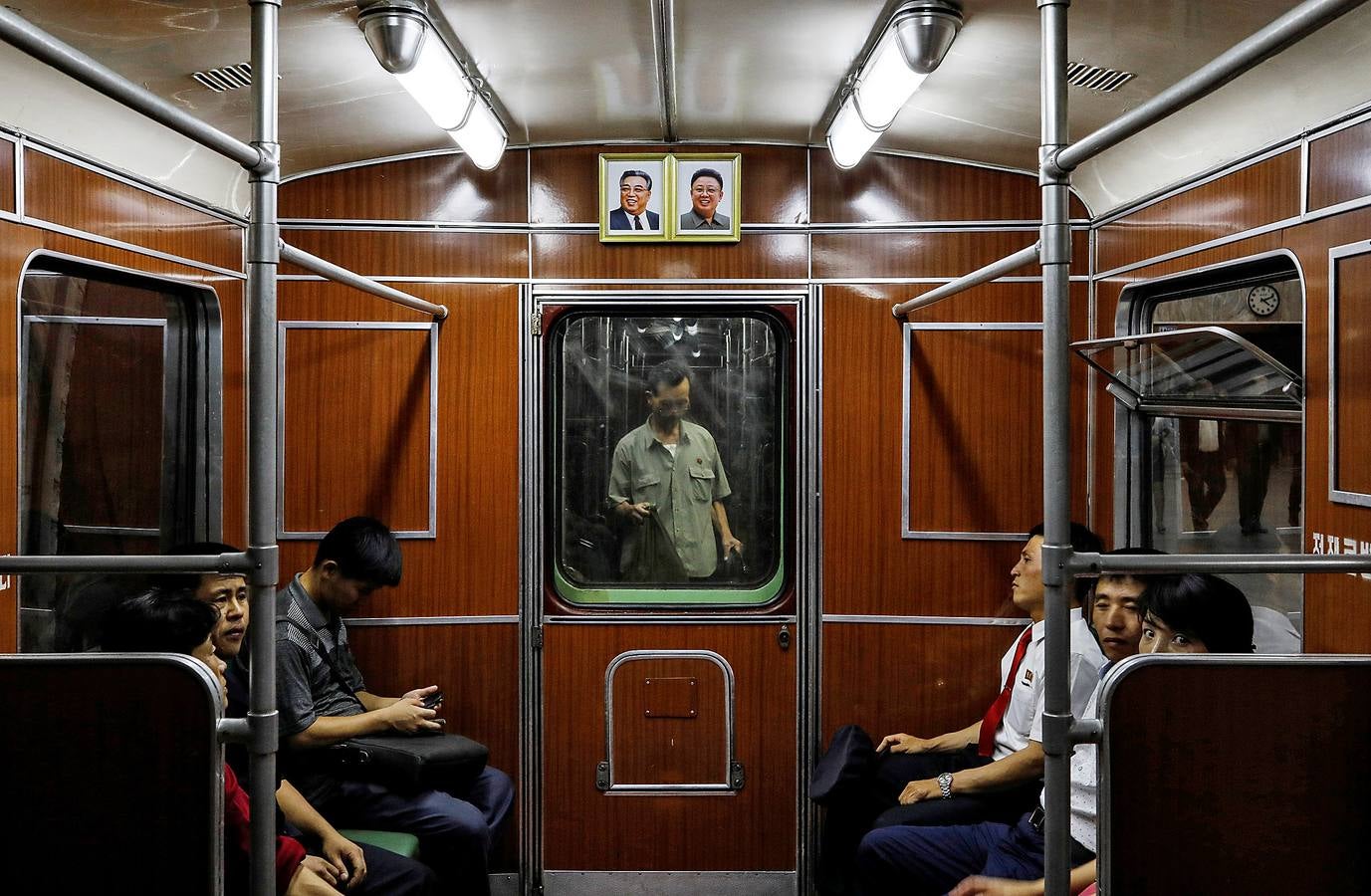 Un vagón de tren con los retratos de los líderes.