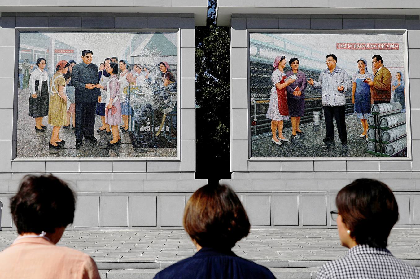 Varios cuadros en la calle con la imagen de Kim Il Sung, fundador del país.