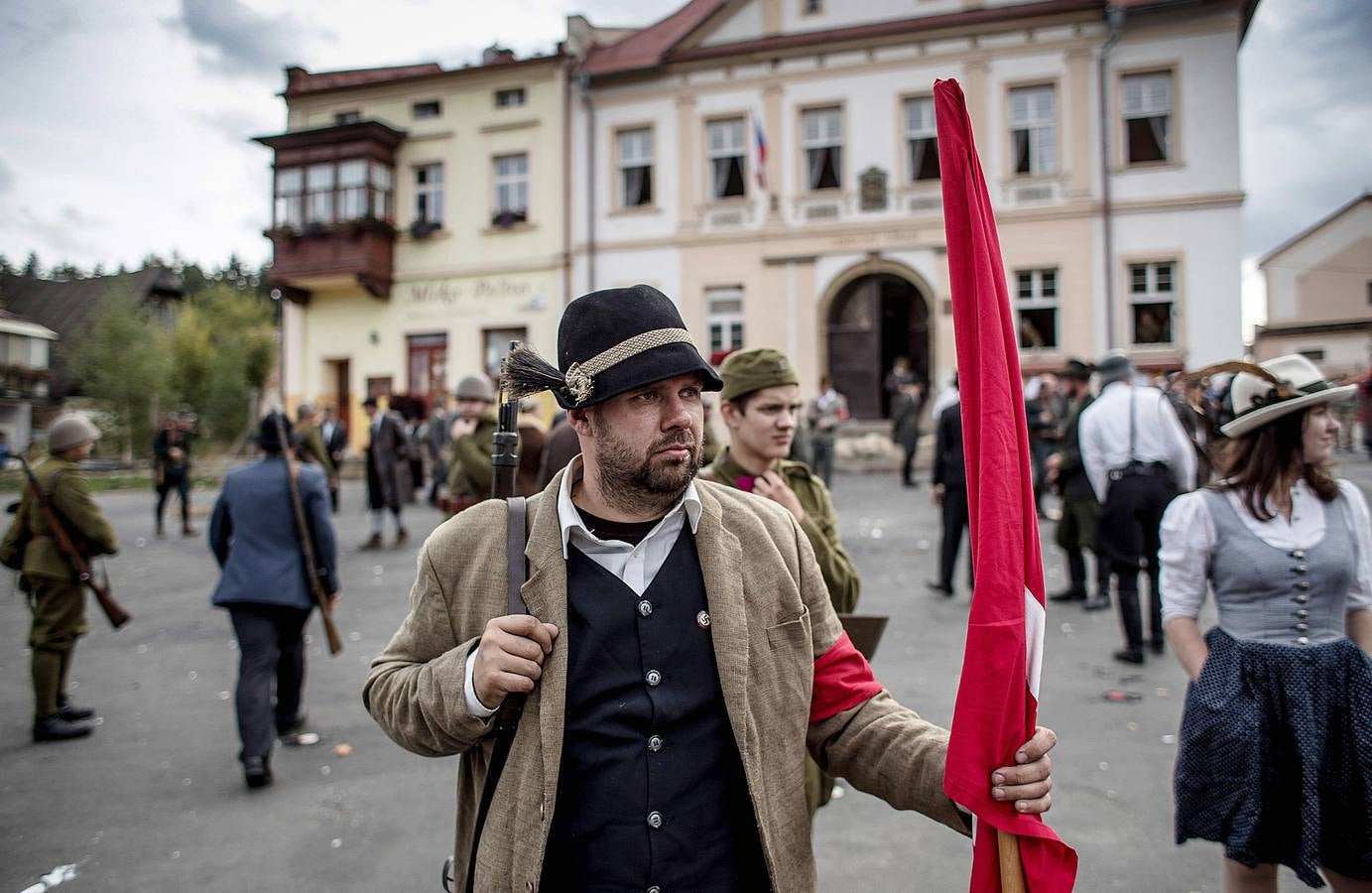 En septiembre de 1938 Checoslovaquia vivía momentos de tensión después de uno de los incendiarios discursos de Hitler sobre las nuevas fronteras de Alemania. La anexión de Sudetenland (los Sudetes), una región en la que vivían más de dos millones de checo-alemanes autóctonos acababa de ser amenazada. Ahora, varias asociaciones de historia militar han escenificado en la localidad checa de Starkov el ambiente bélico de la zona antes de que se produjera la anexión hace 80 años. Los sudetes quedaron bajo administración militar, con el general Wilhelm Keitel como gobernador. 