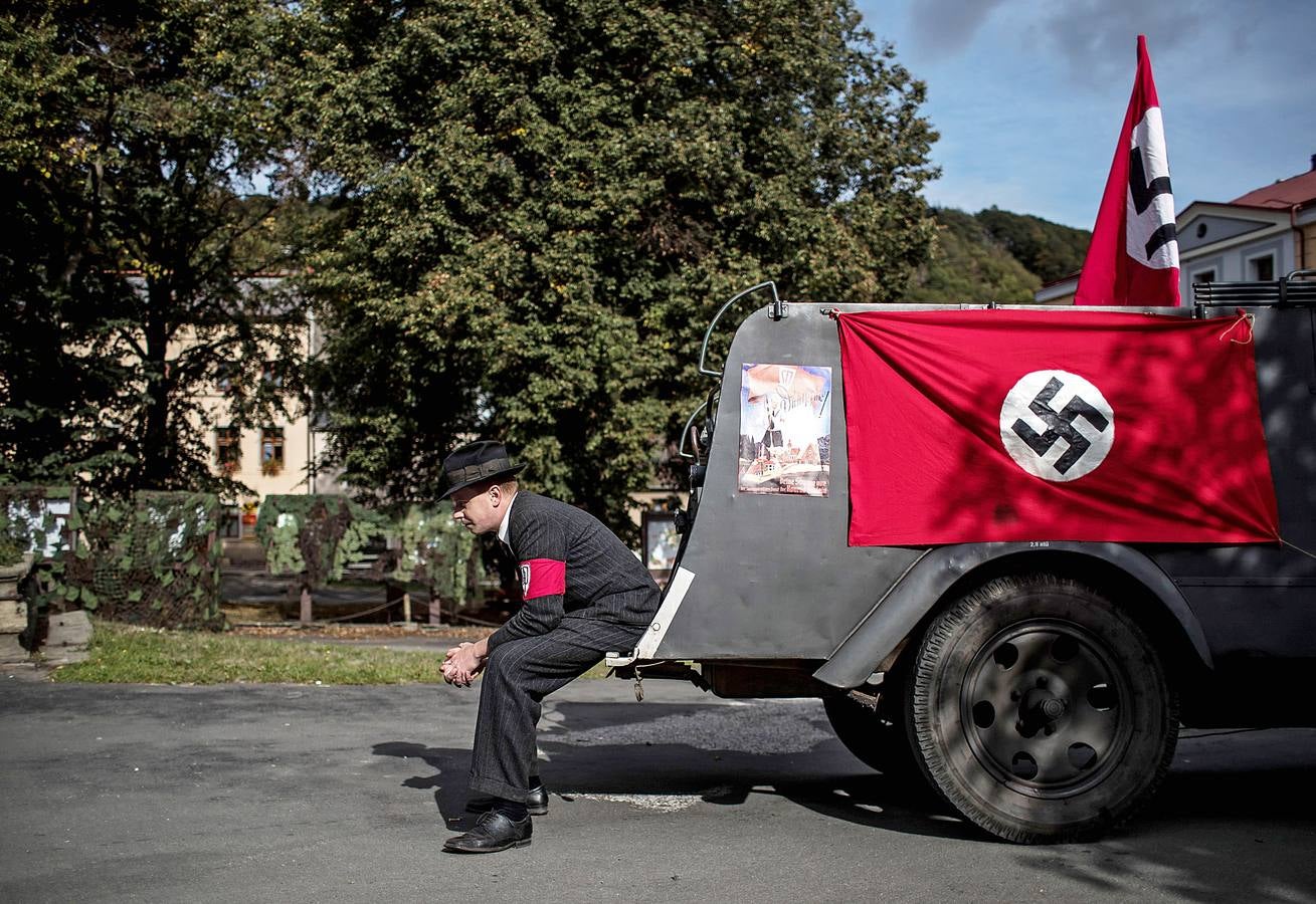 En septiembre de 1938 Checoslovaquia vivía momentos de tensión después de uno de los incendiarios discursos de Hitler sobre las nuevas fronteras de Alemania. La anexión de Sudetenland (los Sudetes), una región en la que vivían más de dos millones de checo-alemanes autóctonos acababa de ser amenazada. Ahora, varias asociaciones de historia militar han escenificado en la localidad checa de Starkov el ambiente bélico de la zona antes de que se produjera la anexión hace 80 años. Los sudetes quedaron bajo administración militar, con el general Wilhelm Keitel como gobernador. 