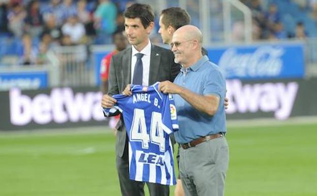 El homenajeado Ángel Benito, con el presidente del Alavés, Alfonso Fernández de Trocóniz. 