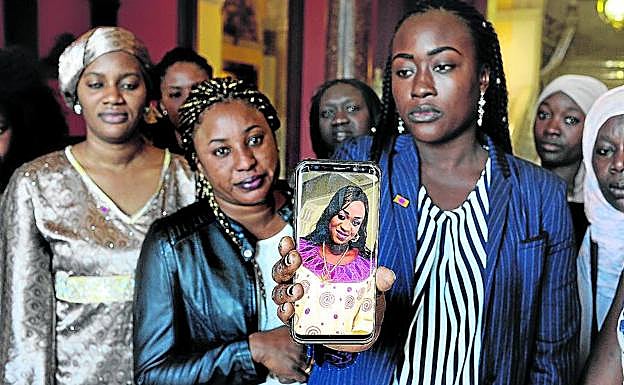 Amigas y miembros de la comunidad senegalesa rindieron homenaje ayer a Maguette. 