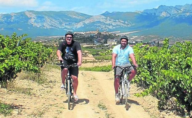 Bicis eléctricas recorren los viñedos de Rioja Alavesa.