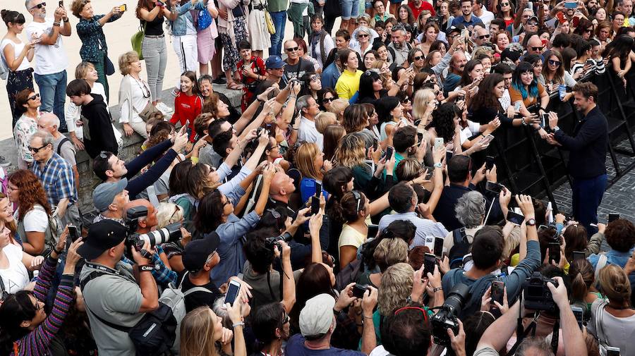 El actor estadounidense ha presentado en rueda de prensa su primera película como director, 'A star is born', que esta tarde tendrá su pase de gala en el Victoria Eugenia a las 18.15 horas dentro de la sección 'Perlas'