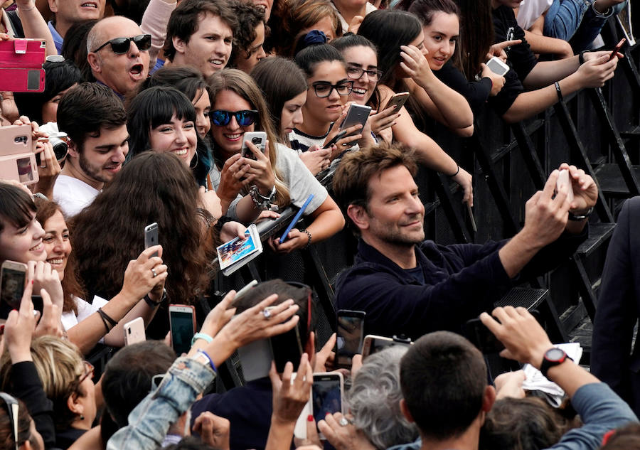 El actor estadounidense ha presentado en rueda de prensa su primera película como director, 'A star is born', que esta tarde tendrá su pase de gala en el Victoria Eugenia a las 18.15 horas dentro de la sección 'Perlas'