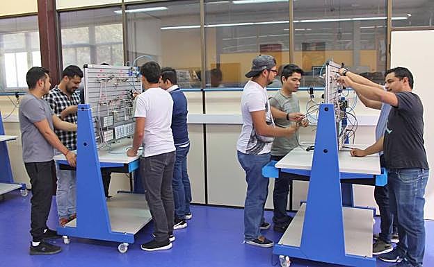 Estudiantes de México se forman en Lea Artibai. 