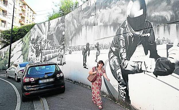 El mural que refleja la bajada de goitiberas, situado en la curva del 'txorrillo'. 