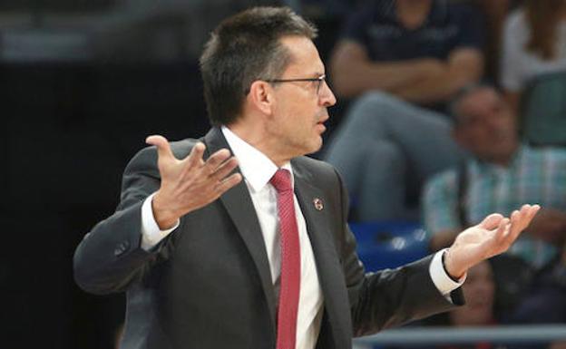 Pedro Martínez gesticula durante el partido.