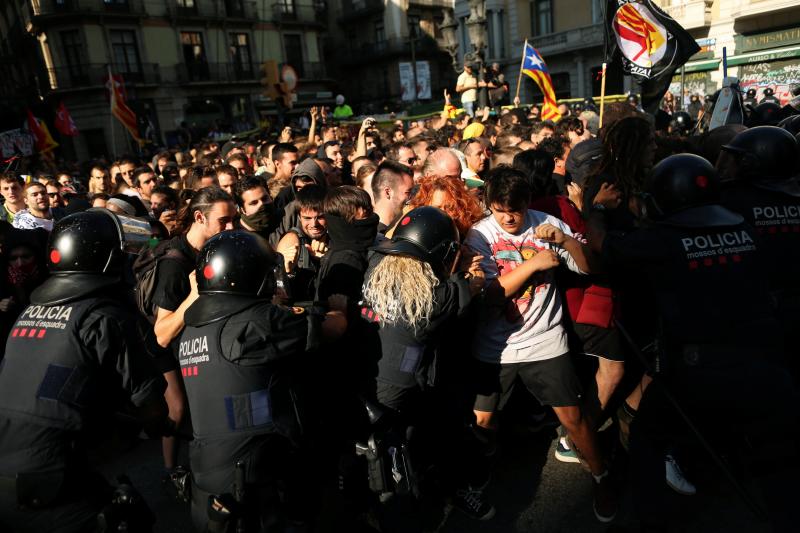 Fotos: Tensión en Barcelona por el boicot radical a una manifestación policial