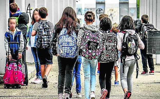 Escolares se dirigen a clase el primer día de cole, el pasado día 7 de septiembre.