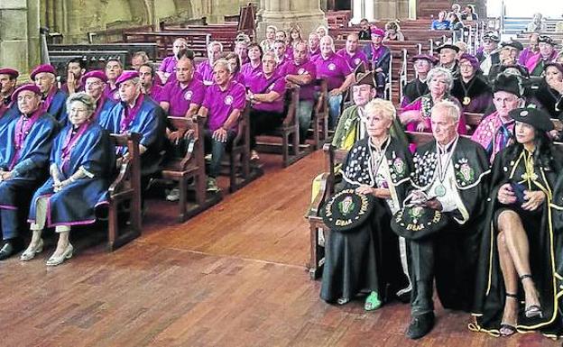 Miembros de las distintas cofradías, en el interior de la iglesia San Severino.