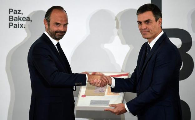 El primer ministro Francés, Edouard Philippe, y el presidente del Gobierno, Pedro Sánchez.