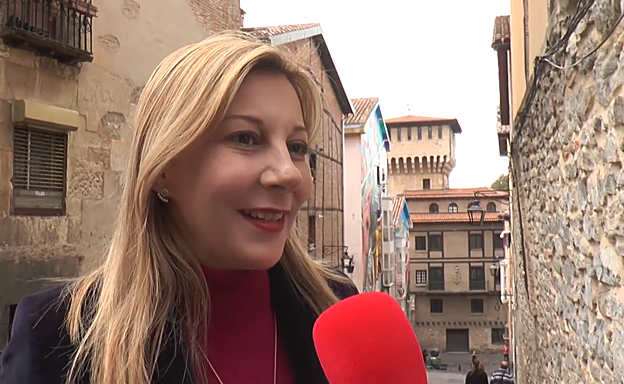 Eva García Sáenz de Urturi, con la Torre de Doña Ochanda de fondo. 