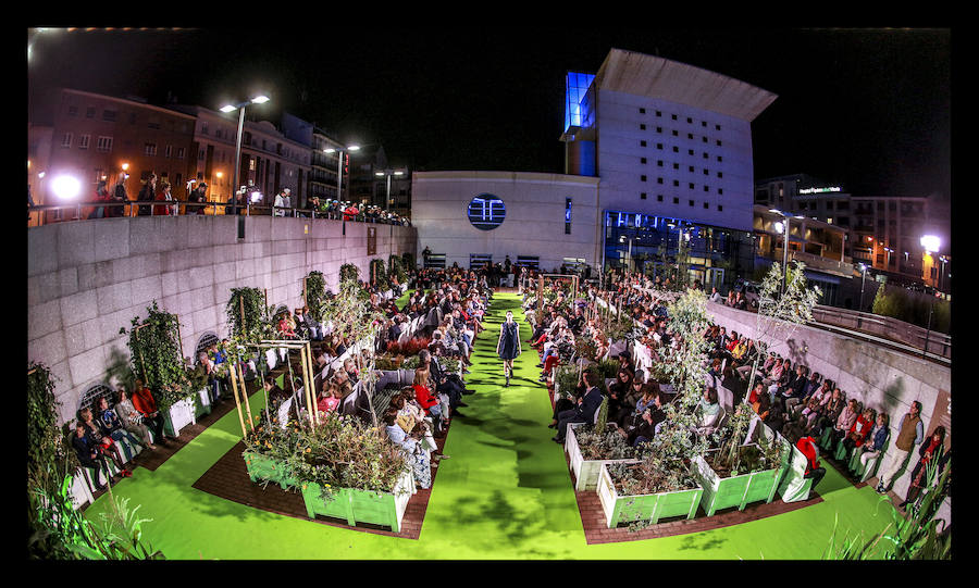 La retrospectiva, que se ha podido disfrutar este martes, ha incluido piezas de cóctel, de fiestas, realizadas a partir de materiales reciclados o vestidos de novia