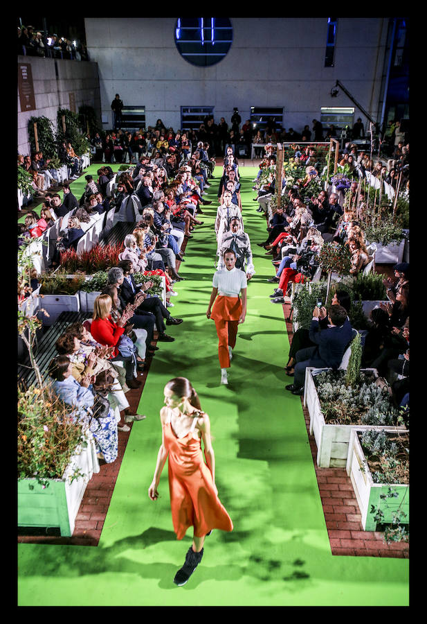 La retrospectiva, que se ha podido disfrutar este martes, ha incluido piezas de cóctel, de fiestas, realizadas a partir de materiales reciclados o vestidos de novia