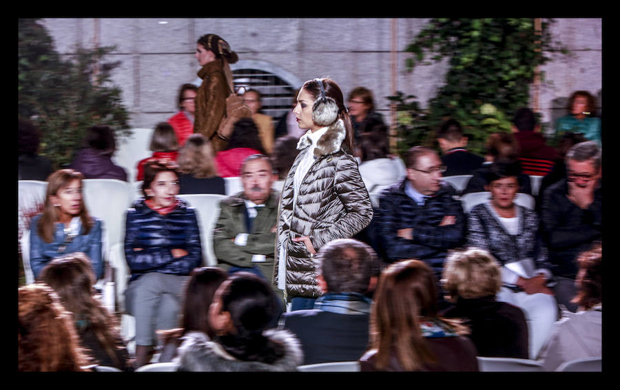 La retrospectiva, que se ha podido disfrutar este martes, ha incluido piezas de cóctel, de fiestas, realizadas a partir de materiales reciclados o vestidos de novia