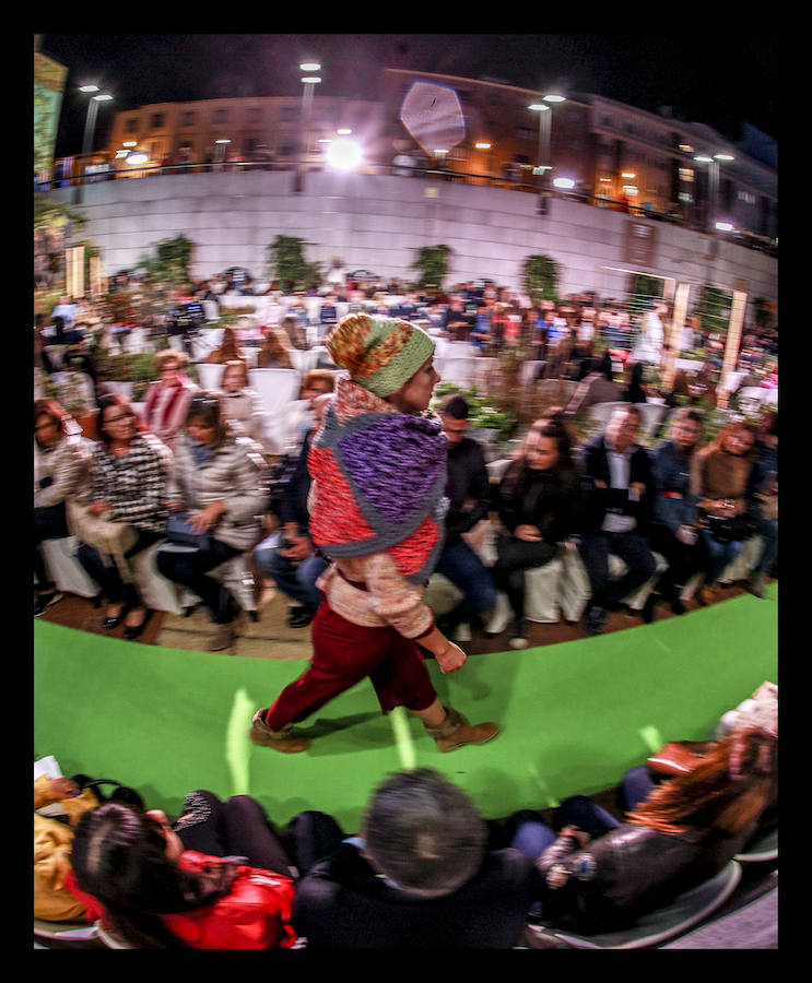 La retrospectiva, que se ha podido disfrutar este martes, ha incluido piezas de cóctel, de fiestas, realizadas a partir de materiales reciclados o vestidos de novia