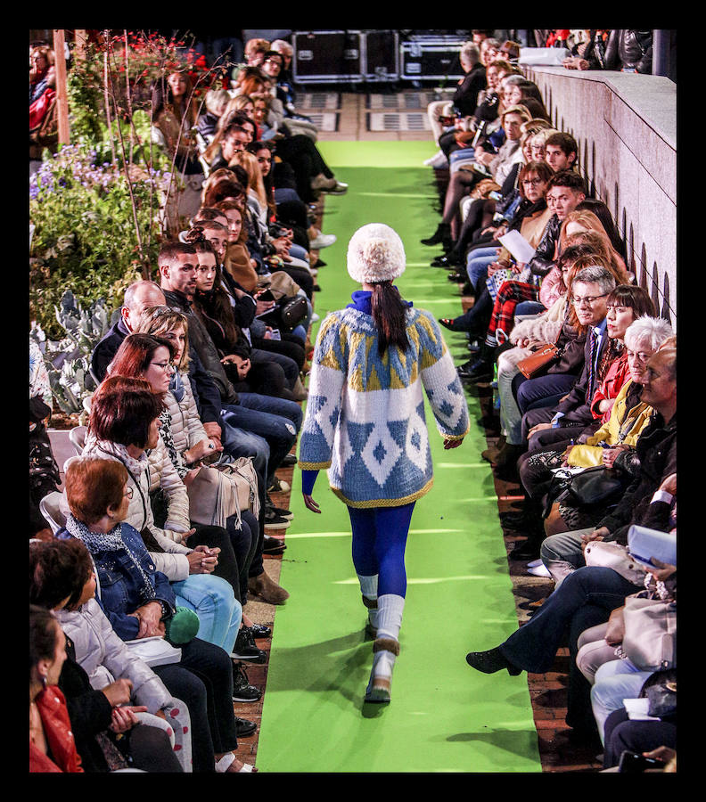 La retrospectiva, que se ha podido disfrutar este martes, ha incluido piezas de cóctel, de fiestas, realizadas a partir de materiales reciclados o vestidos de novia