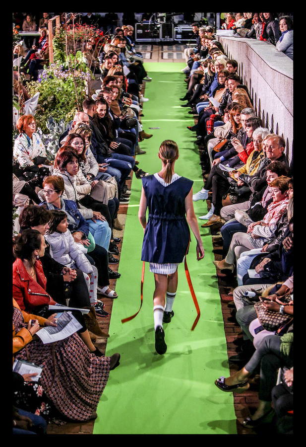 La retrospectiva, que se ha podido disfrutar este martes, ha incluido piezas de cóctel, de fiestas, realizadas a partir de materiales reciclados o vestidos de novia