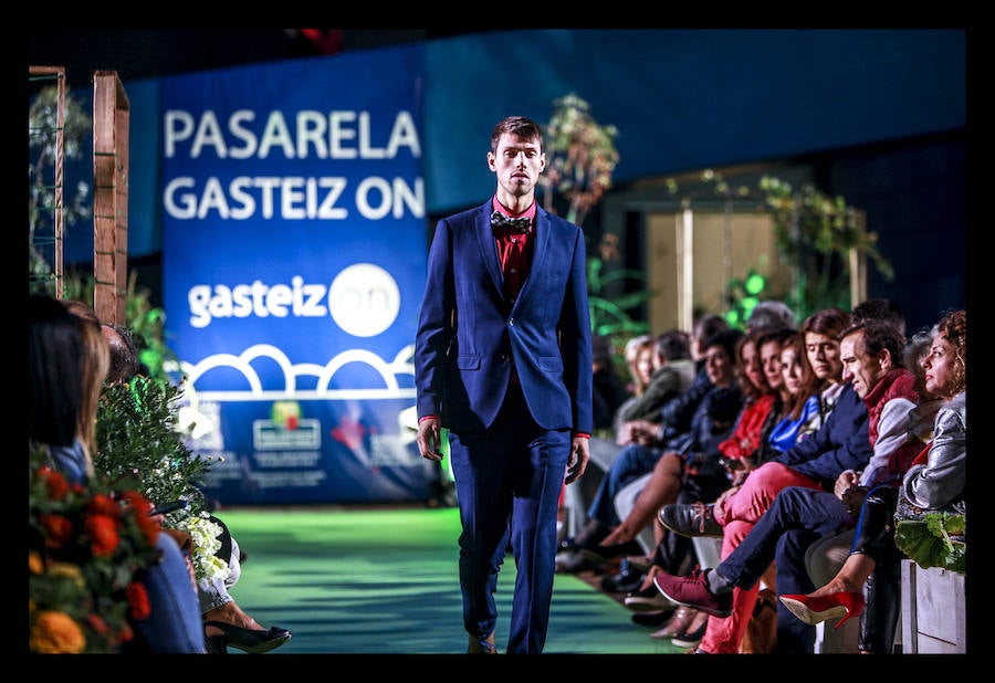 La retrospectiva, que se ha podido disfrutar este martes, ha incluido piezas de cóctel, de fiestas, realizadas a partir de materiales reciclados o vestidos de novia