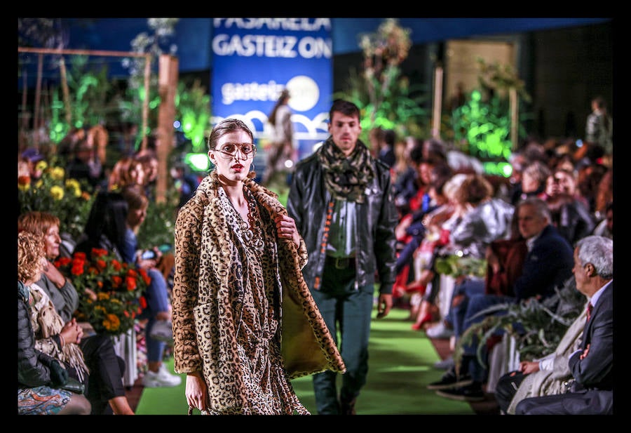 La retrospectiva, que se ha podido disfrutar este martes, ha incluido piezas de cóctel, de fiestas, realizadas a partir de materiales reciclados o vestidos de novia