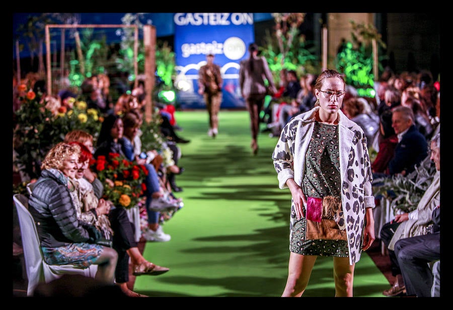 La retrospectiva, que se ha podido disfrutar este martes, ha incluido piezas de cóctel, de fiestas, realizadas a partir de materiales reciclados o vestidos de novia