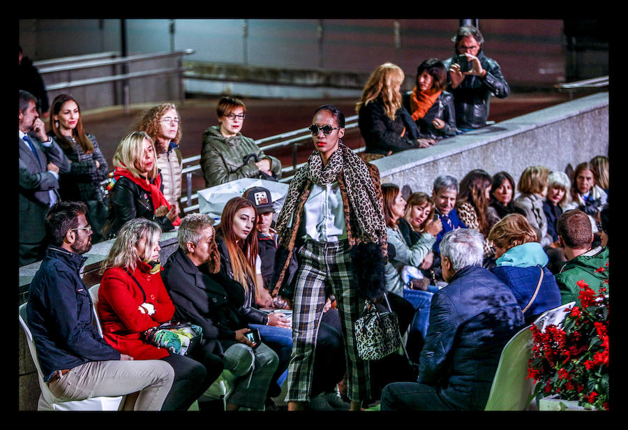 La retrospectiva, que se ha podido disfrutar este martes, ha incluido piezas de cóctel, de fiestas, realizadas a partir de materiales reciclados o vestidos de novia