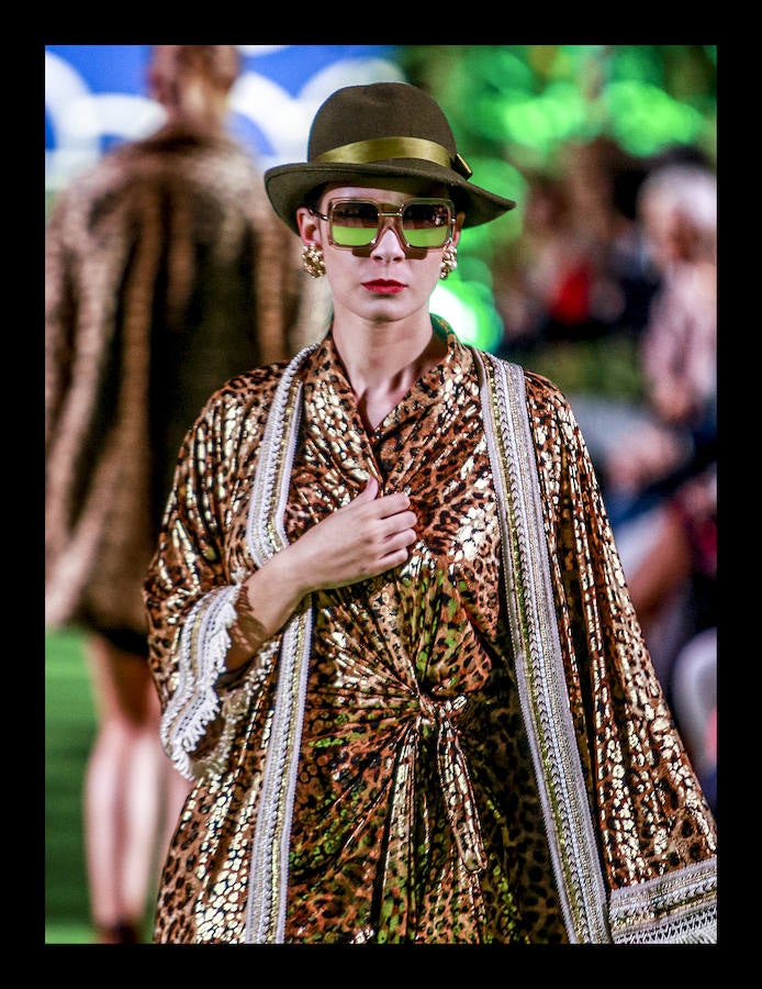 La retrospectiva, que se ha podido disfrutar este martes, ha incluido piezas de cóctel, de fiestas, realizadas a partir de materiales reciclados o vestidos de novia