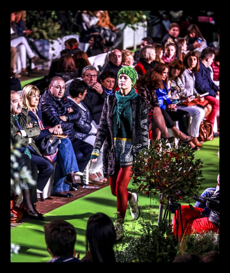 La retrospectiva, que se ha podido disfrutar este martes, ha incluido piezas de cóctel, de fiestas, realizadas a partir de materiales reciclados o vestidos de novia