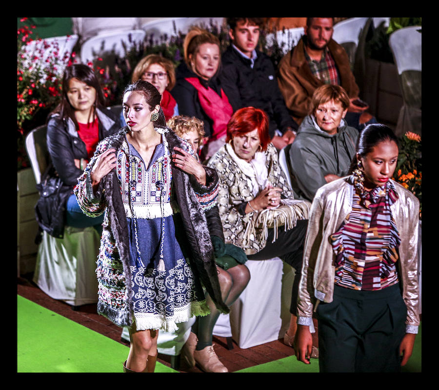 La retrospectiva, que se ha podido disfrutar este martes, ha incluido piezas de cóctel, de fiestas, realizadas a partir de materiales reciclados o vestidos de novia