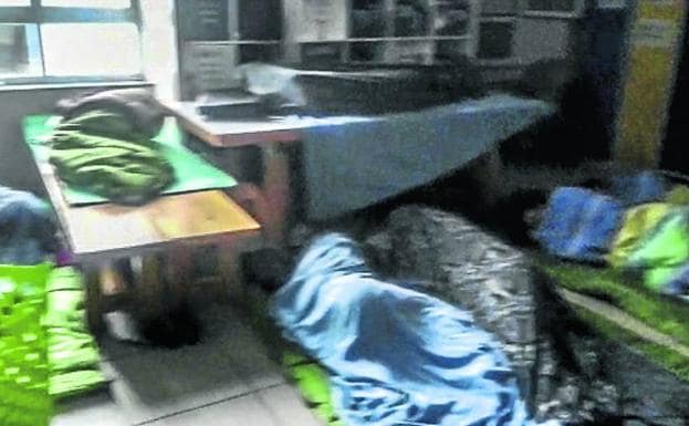 «Sobreocupación» del hogar foral Bideberria. Algunos de los menores duermen en el suelo o sobre mesas. 