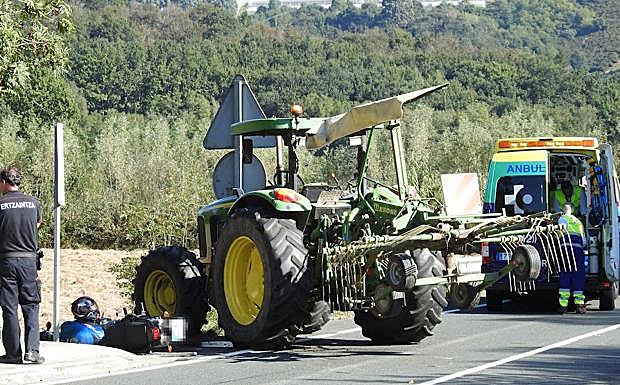 Tractor y motocileta implicados en el accidente.