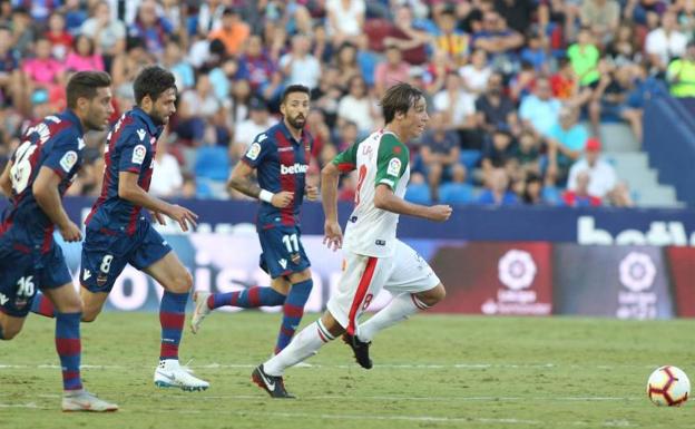 Tomás Pina persigue la pelota en el encuentro ante el Levante.