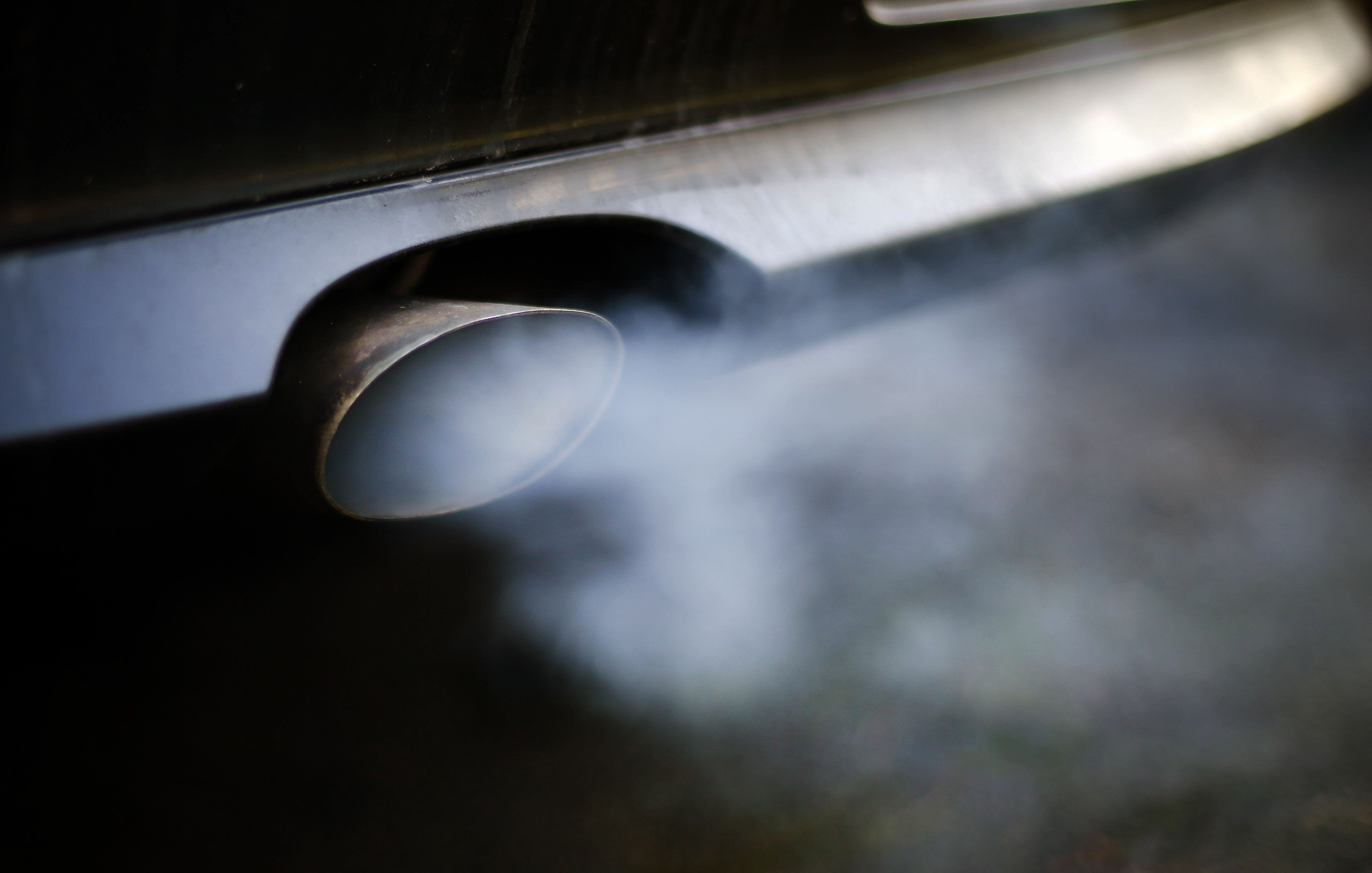 Tubo de escape expulsando gases en un coche.