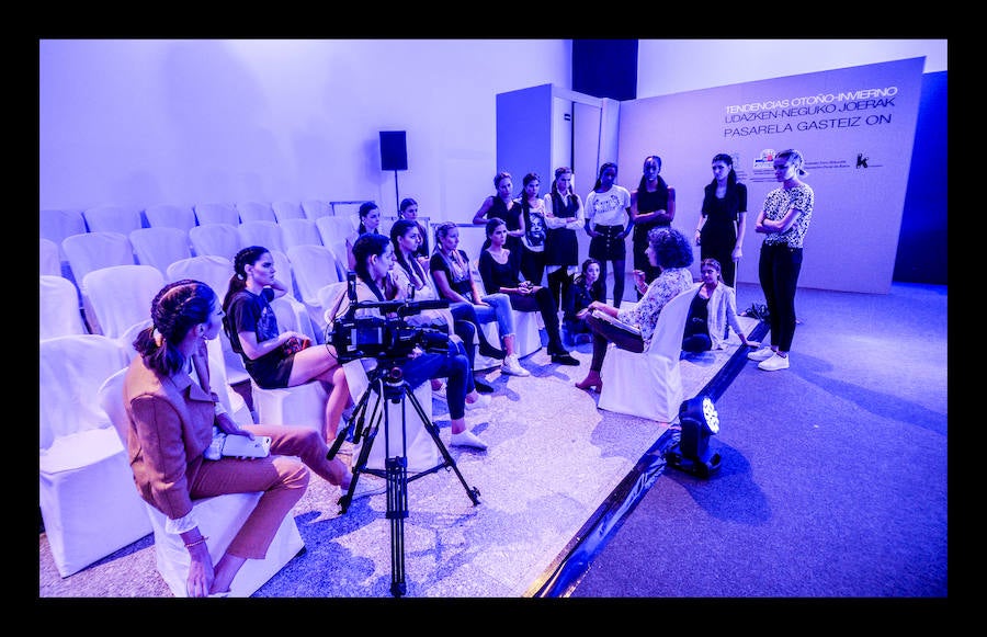 Ocho talentos de la aguja participan enel vigésimo séptimo Encuentro de Nuevos Creadores sobre la pasarela de Artium