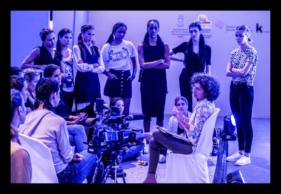 Ocho talentos de la aguja participan enel vigésimo séptimo Encuentro de Nuevos Creadores sobre la pasarela de Artium