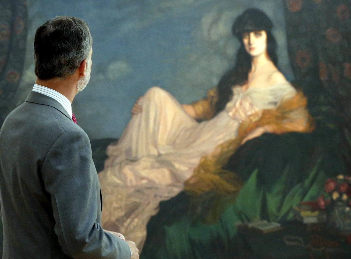 Felipe VI observa el retrato de 'La condesa de Noailles' de Zuloaga. 