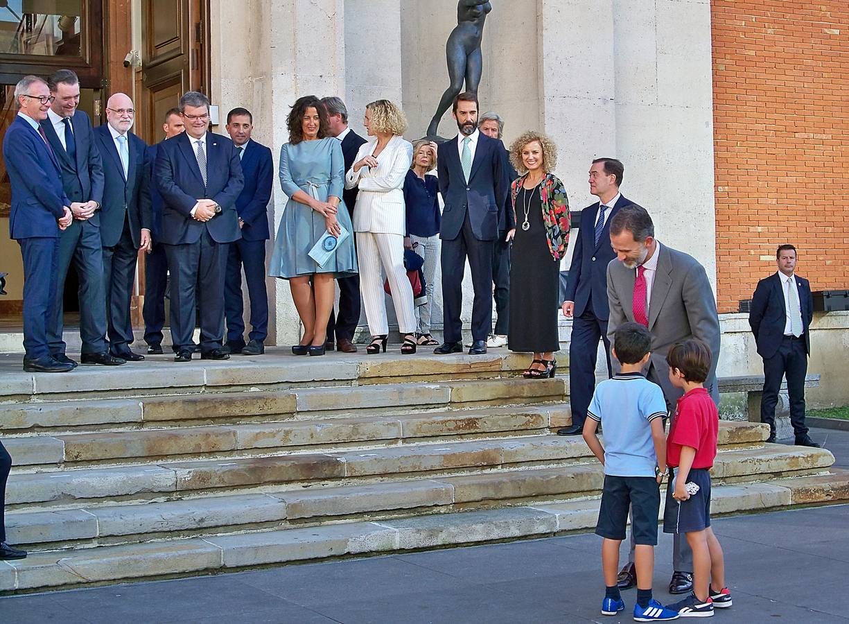 Felipe VI habla con dos niños que se le han acercado a saludar de manera espontánea.