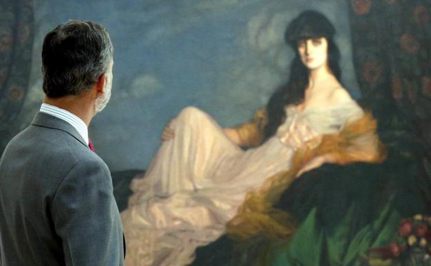 Felipe VI observa el retrato de 'La condesa de Noailles' de Zuloaga. 