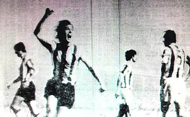 Txetxu Rojo celebra el gol de la victoria frente a los donostiarras en enero de 1973. 