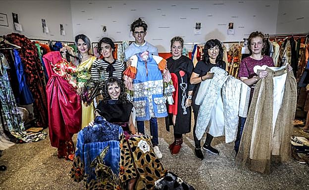 Imagen. Los diseñadores muestran algunas de sus creaciones antes de exhibirlas sobre la pasarela de Artium. 