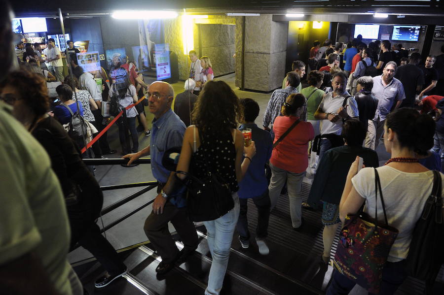 Numeroso público en los cines Golem de Bilbao.