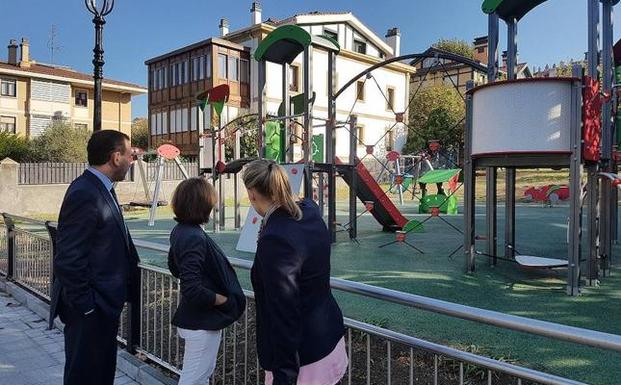 Representantes del PP de Getxo junto a un parque infantil. 