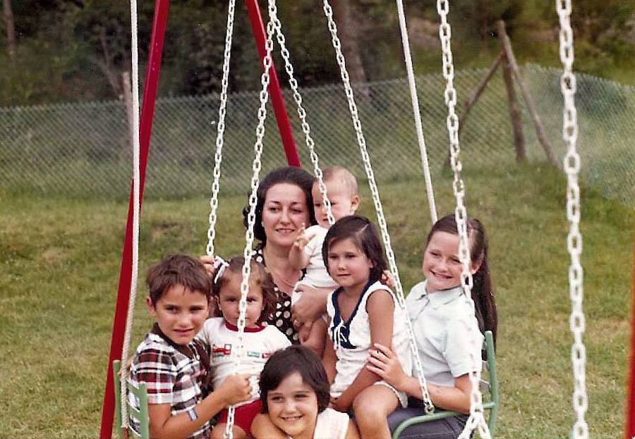 Caballé en 1964 con sus hijos y sobrinos en su casa de Ripoll. 